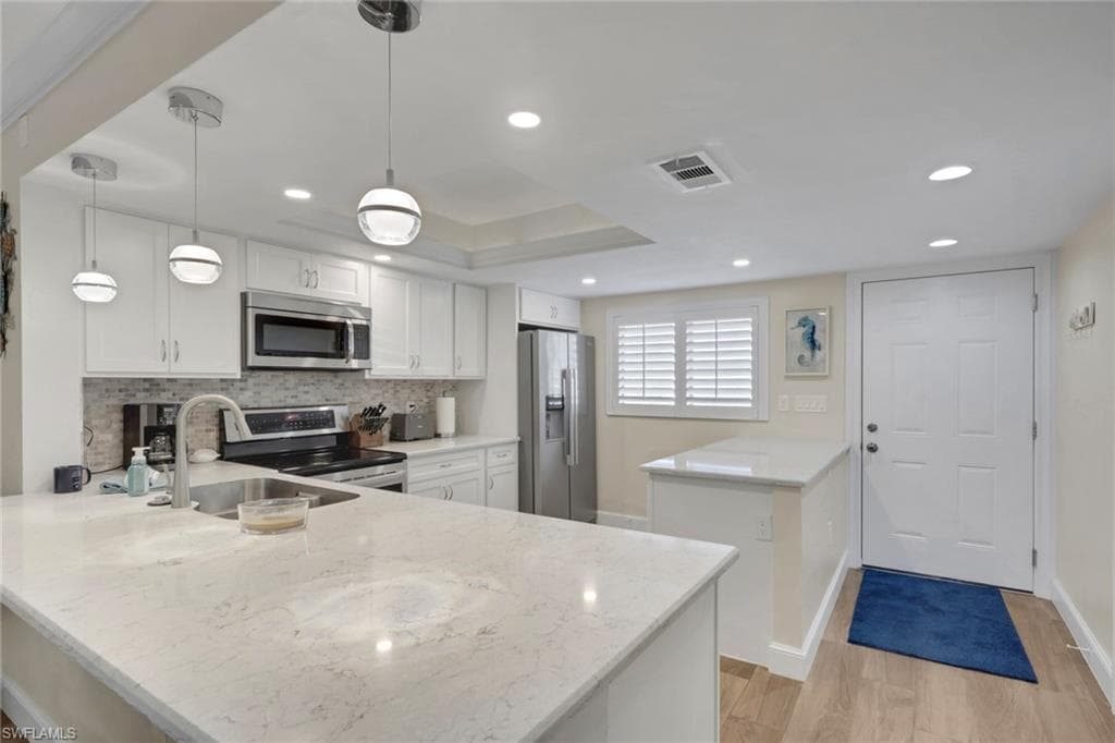 134 Cypress WAY E 305-1