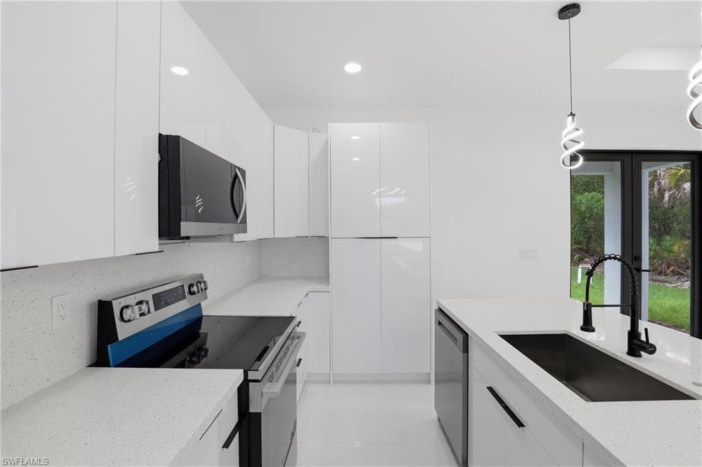 669 Windermere DR-11