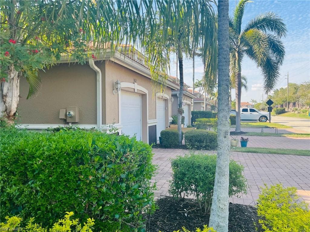 9620 Roundstone CIR-13
