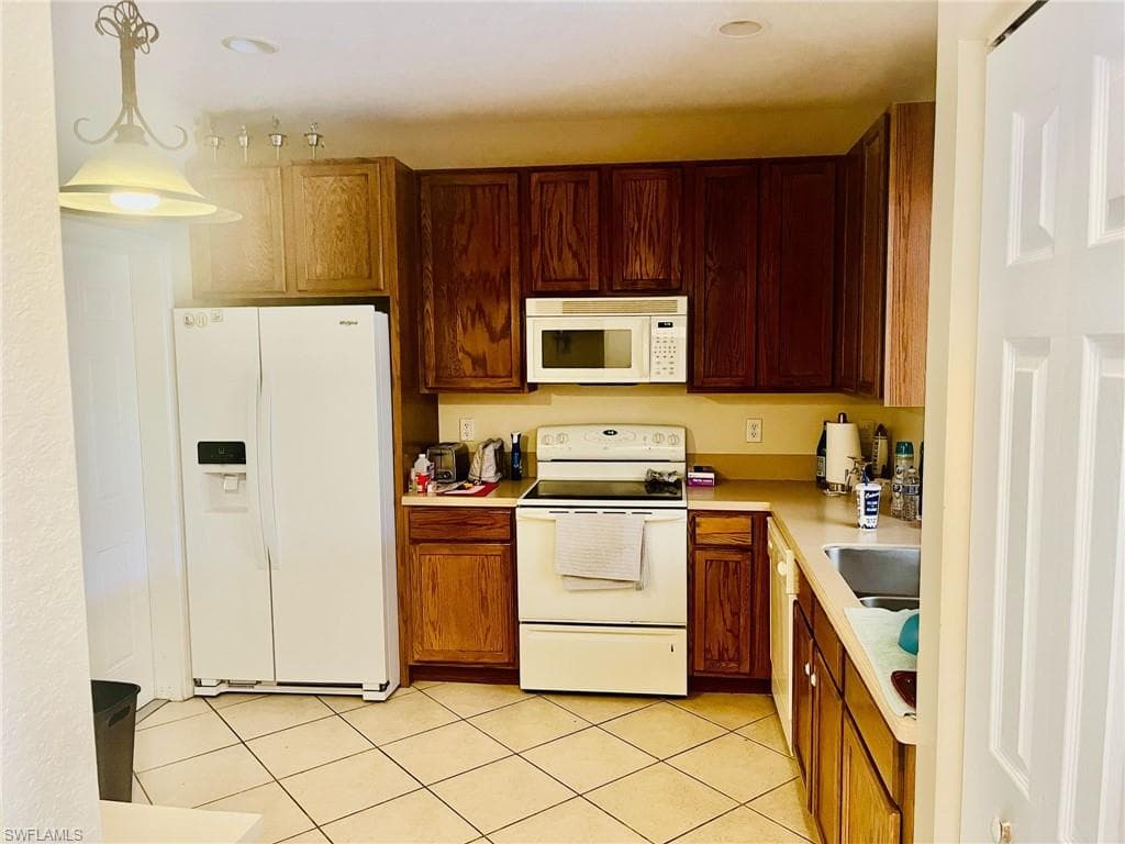 9620 Roundstone CIR-10