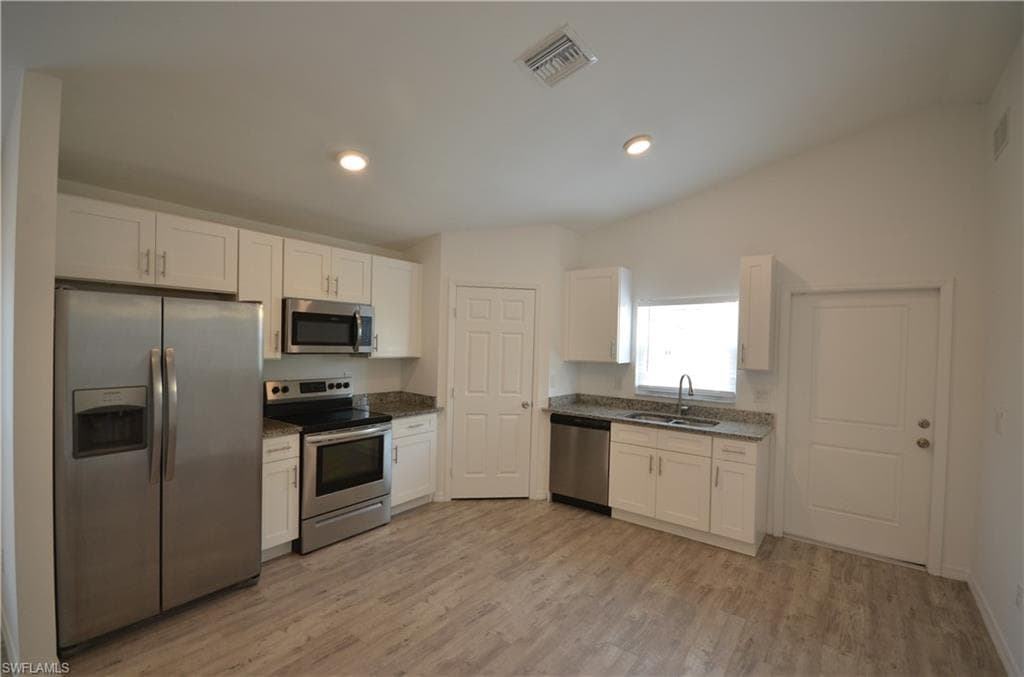 2225 Carver AVE-12