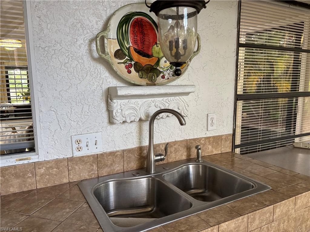 1156 Oakes BLVD-39
