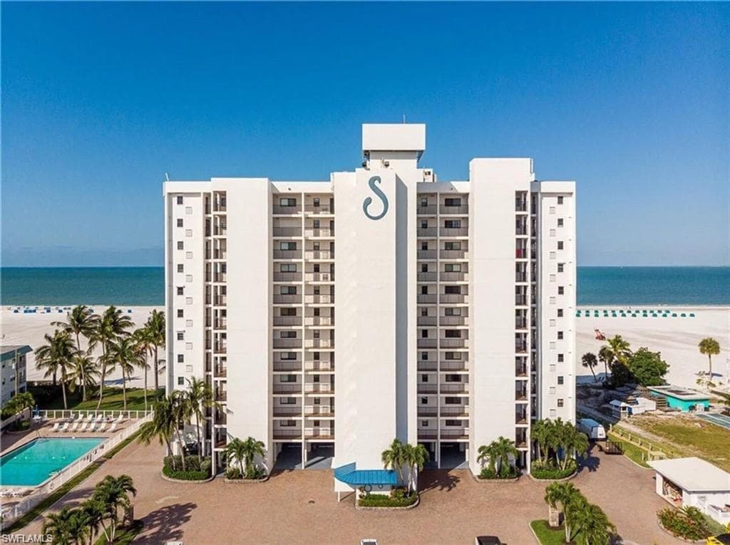 6400 Estero BLVD 402-1