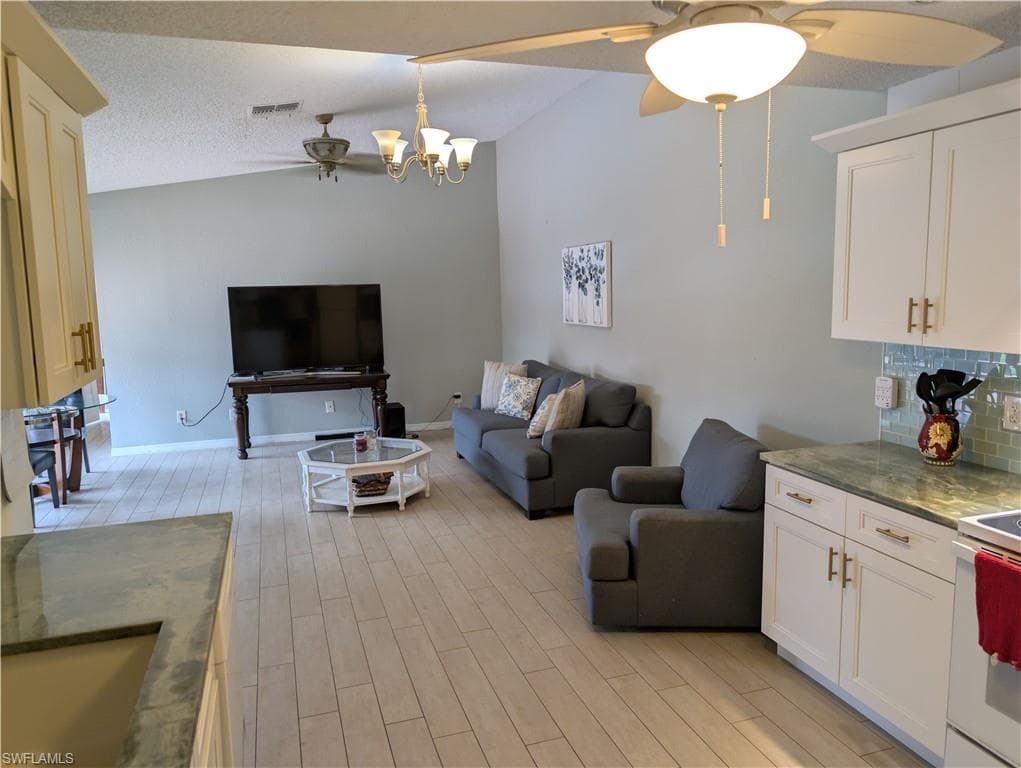 5652 Foxlake DR-11