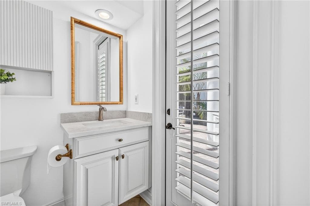 3296 LOOKOUT LN-23