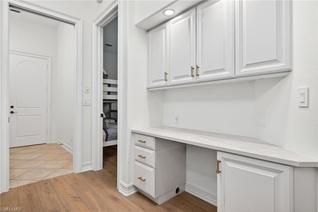 3296 LOOKOUT LN-26