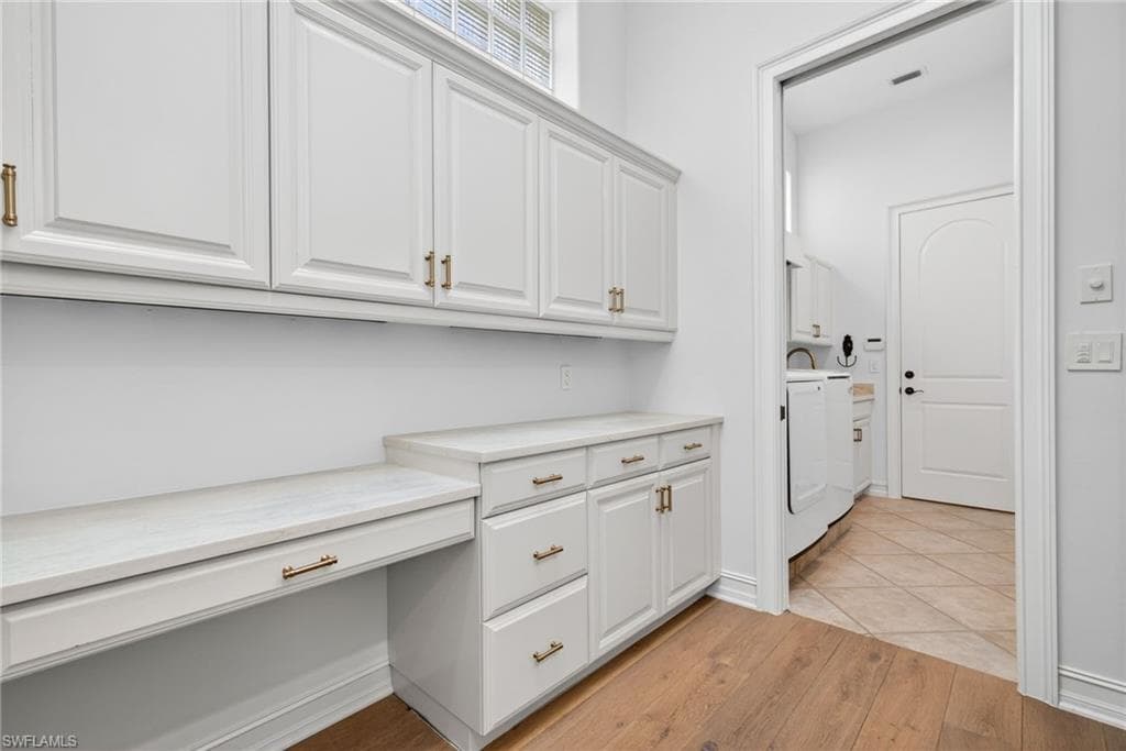 3296 LOOKOUT LN-25