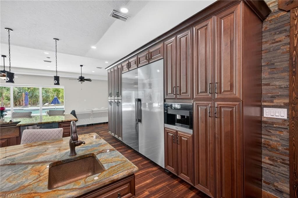 15860 Glendale LN-10