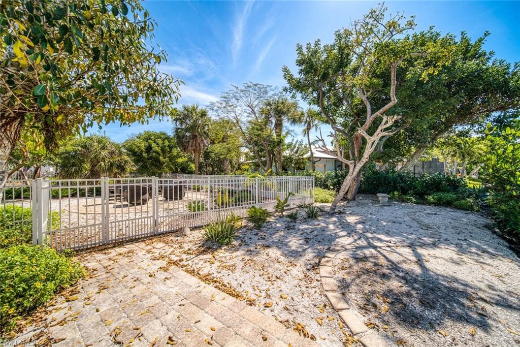 2499 Harbour LN-36