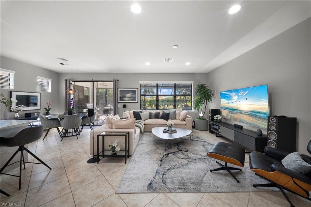 7052 Live Oak DR-19