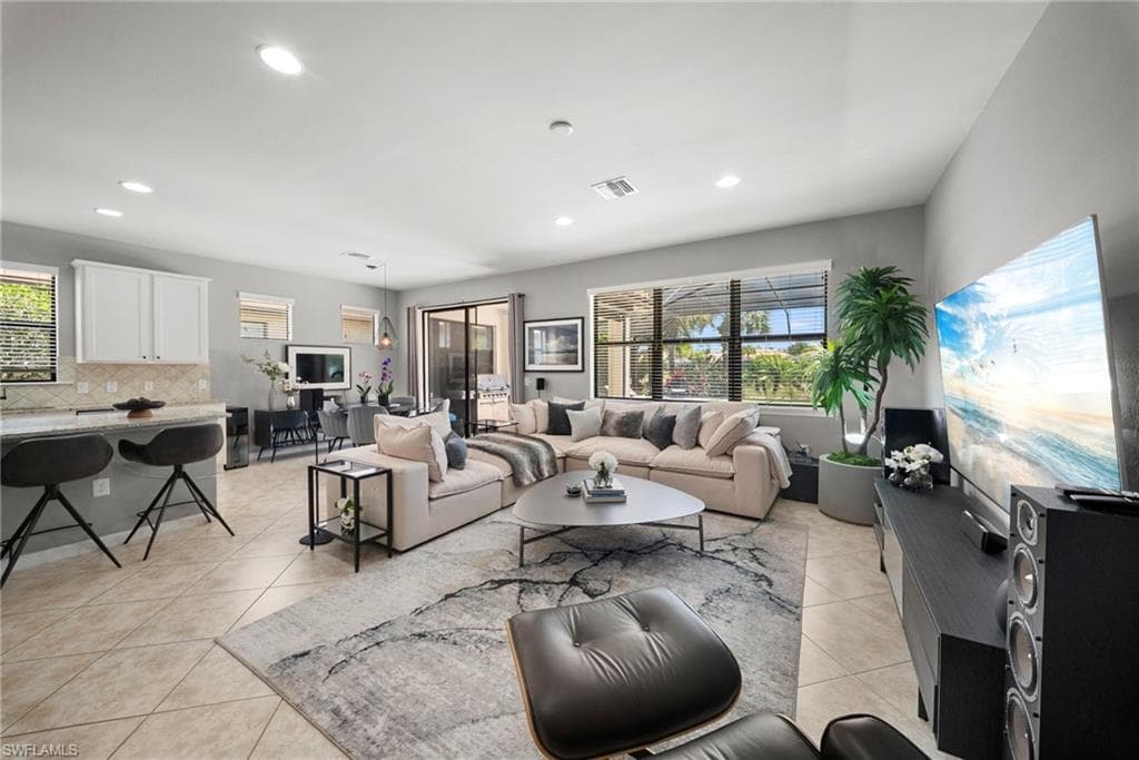 7052 Live Oak DR-21