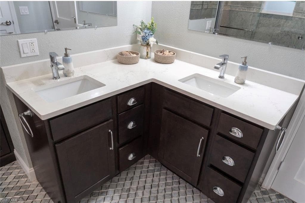 323 Washington CT-31