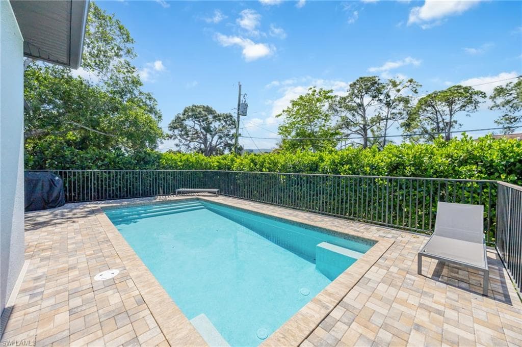 3552 Hibiscus AVE-23