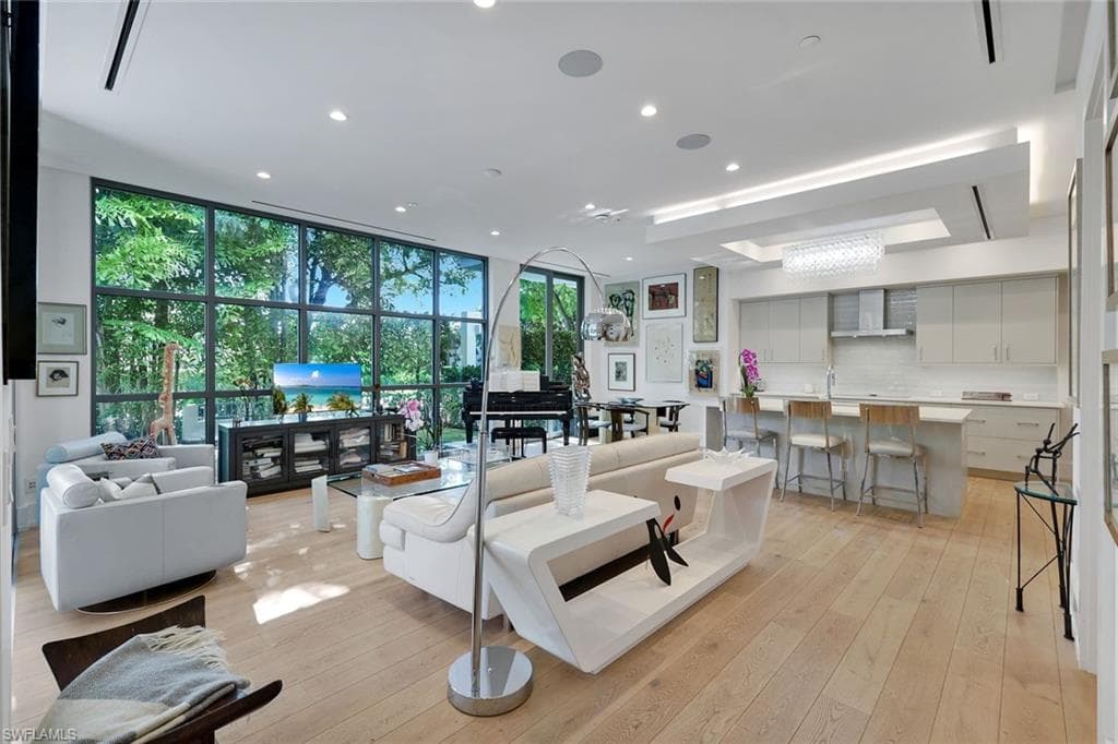 335 Banyan BLVD 4-1