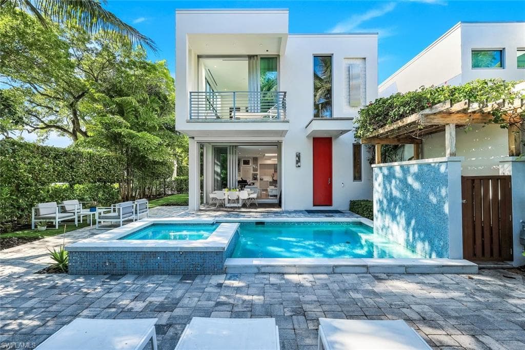 335 Banyan BLVD 4-5