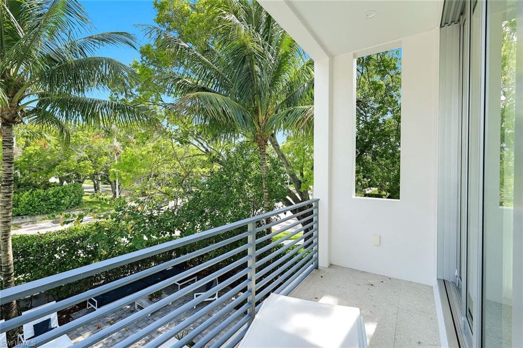 335 Banyan BLVD 4-30