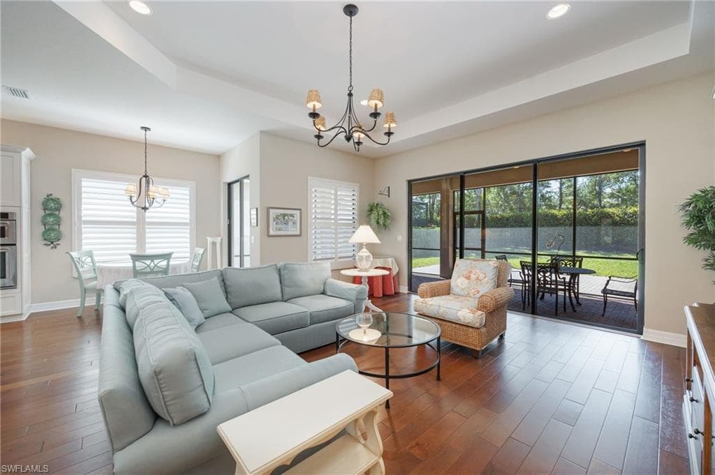 13736 Luna DR-4