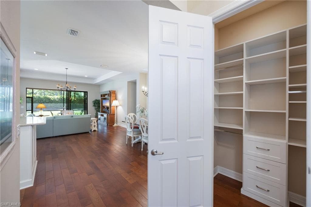 13736 Luna DR-8