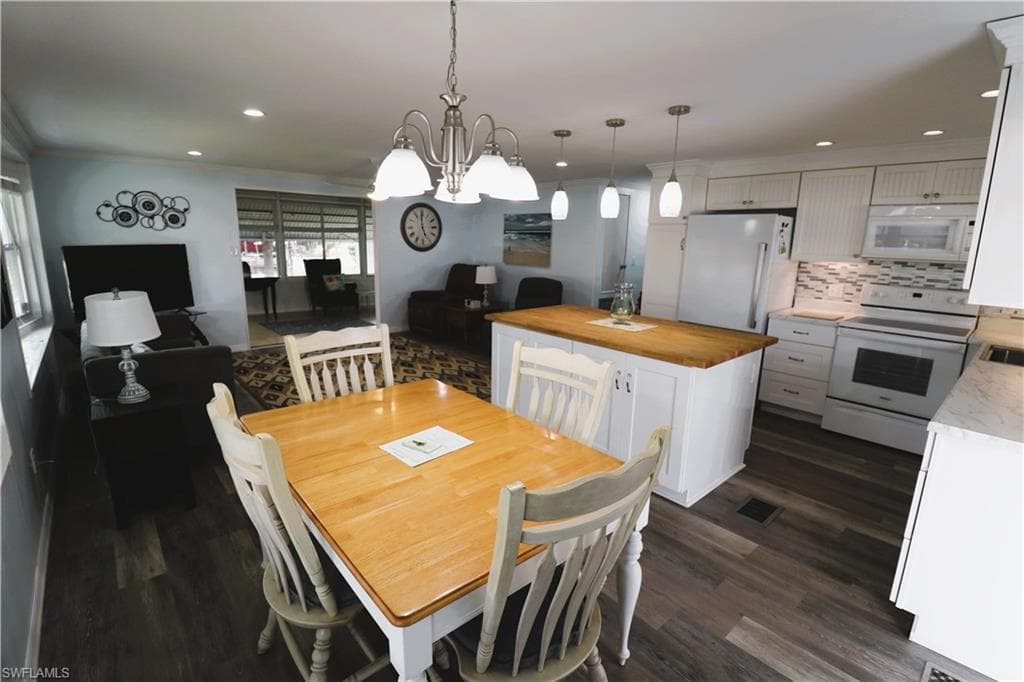 116 Coachlight DR-7