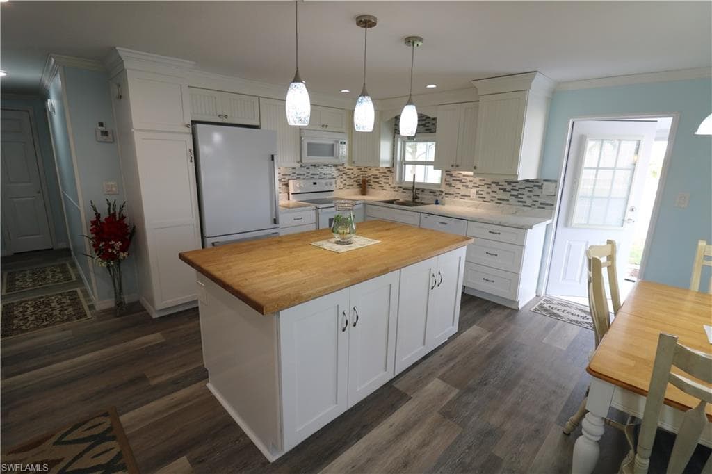 116 Coachlight DR-9