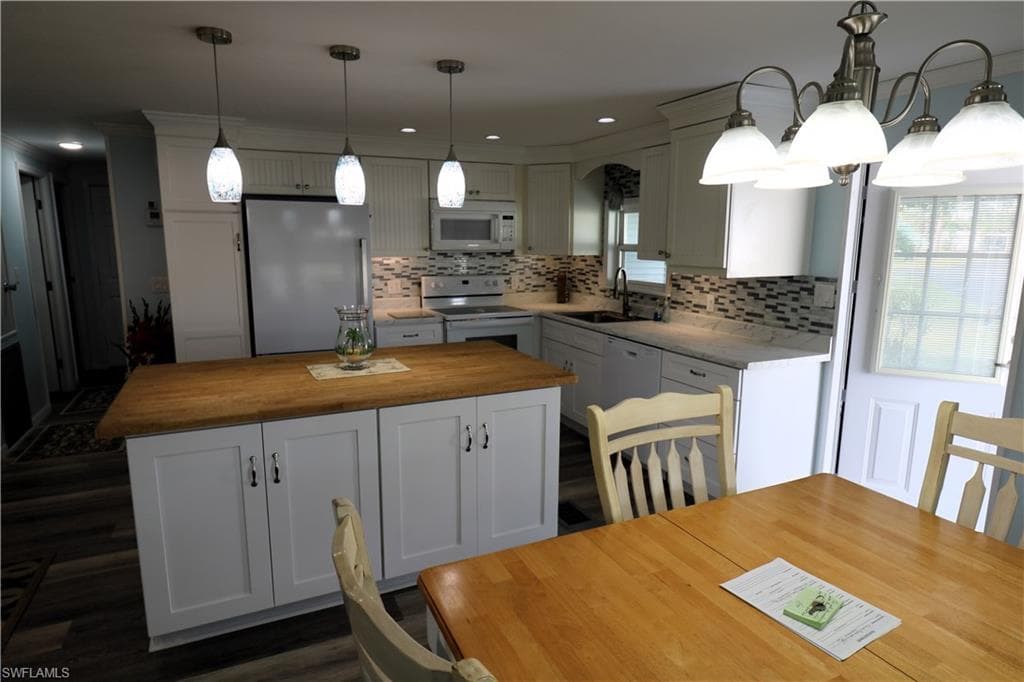 116 Coachlight DR-8