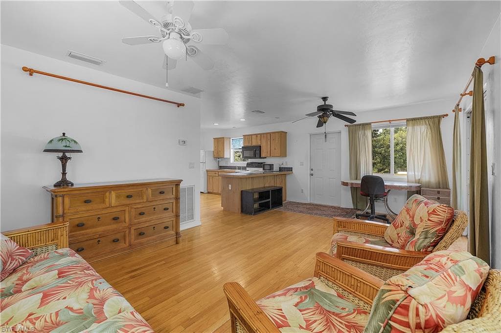 7322 Hibiscus AVE-10