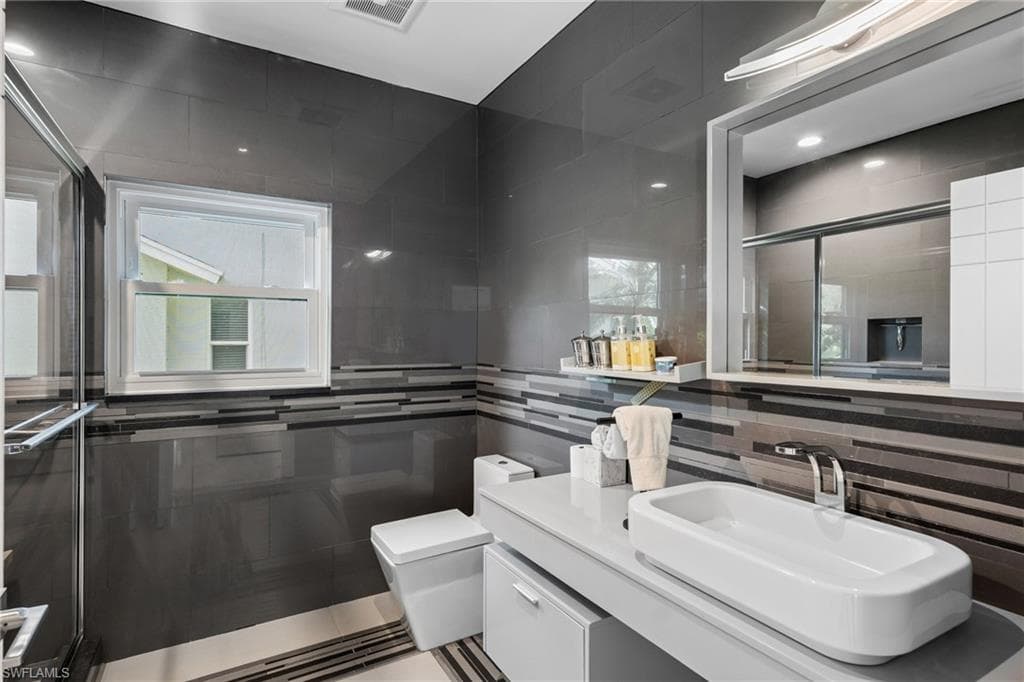 5700 Waxmyrtle WAY-16