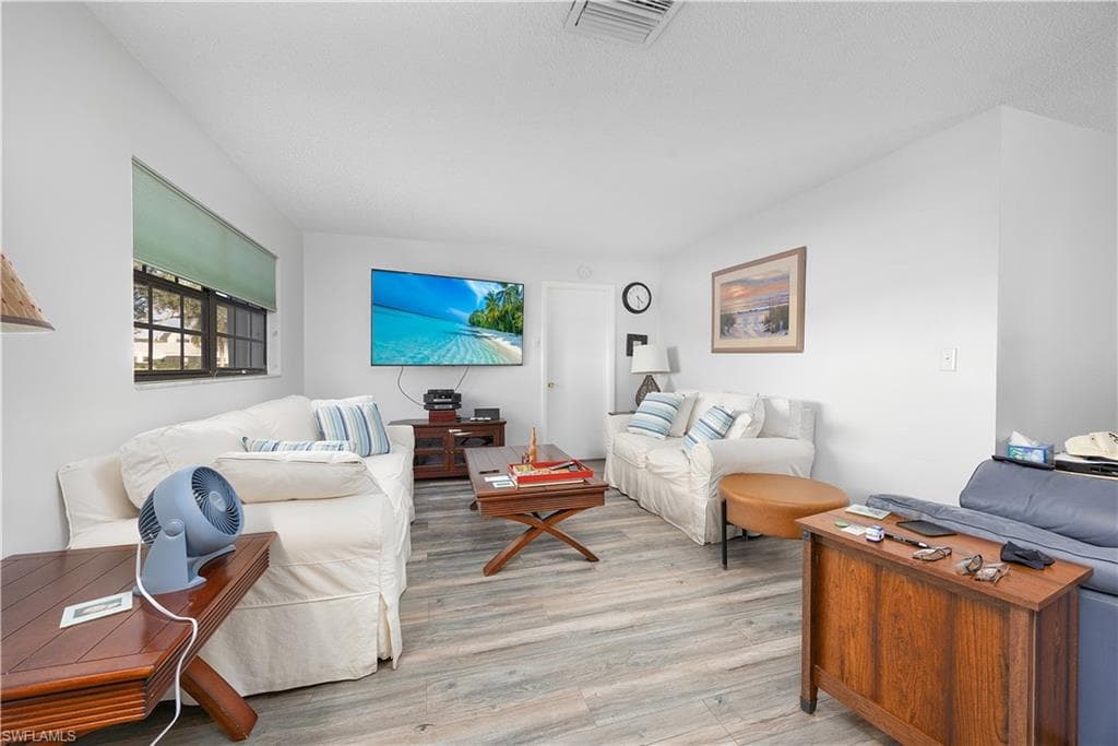 1513 Edgewater CIR-6