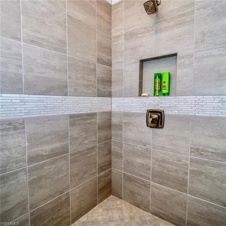 8008 Signature Club Cir-28