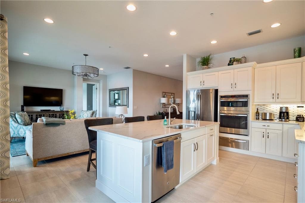 8008 Signature Club Cir-14