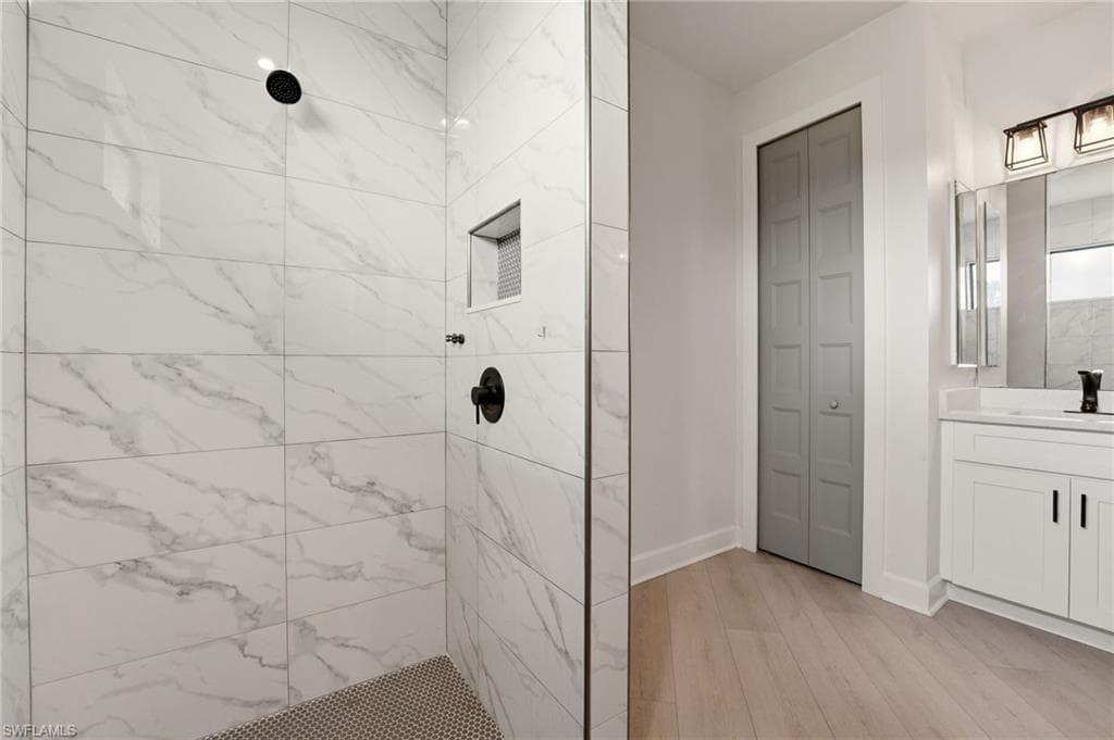 22833 Yellow Button LN-20
