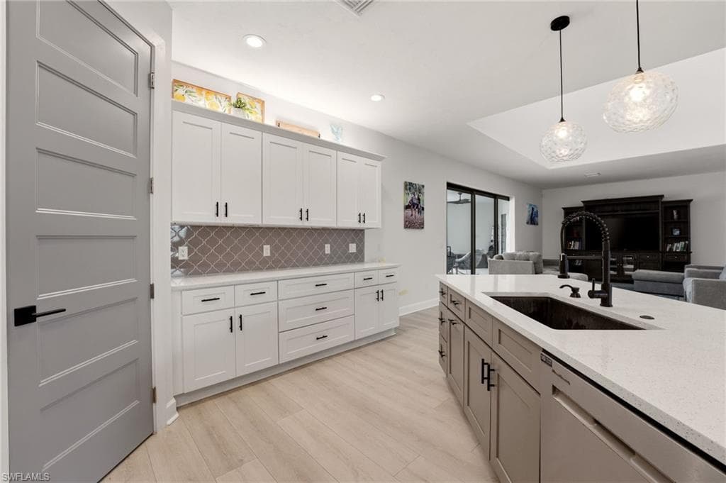 22833 Yellow Button LN-8