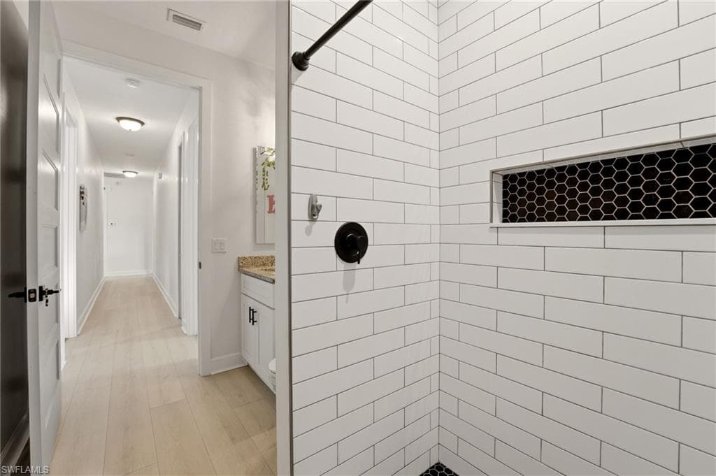 22833 Yellow Button LN-31