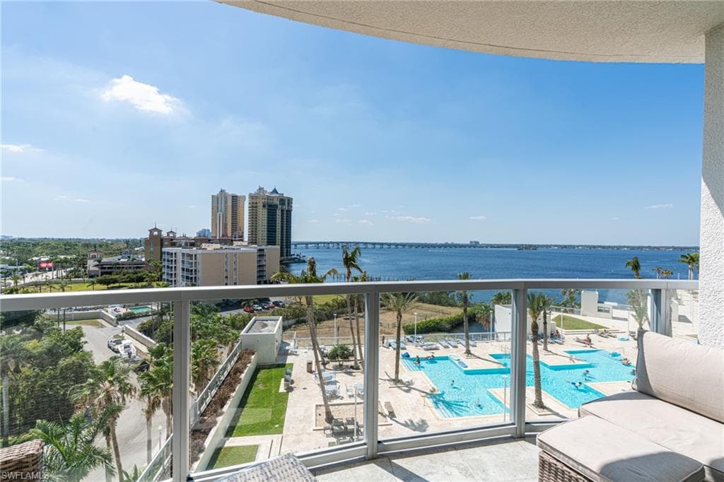 3000 Oasis Grand BLVD 801-16