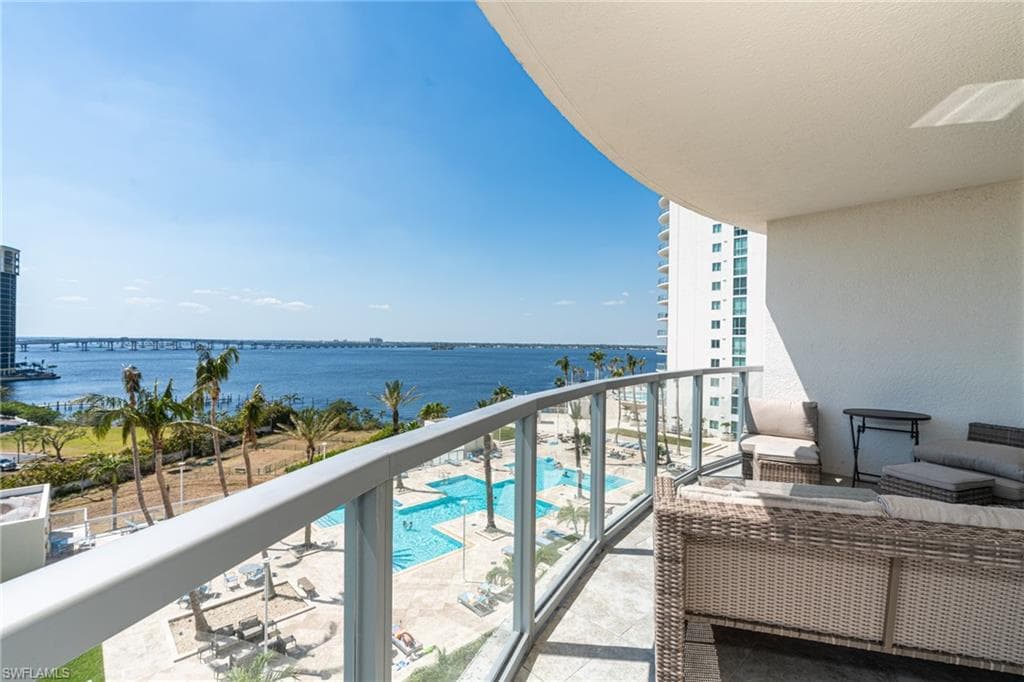 3000 Oasis Grand BLVD 801-25