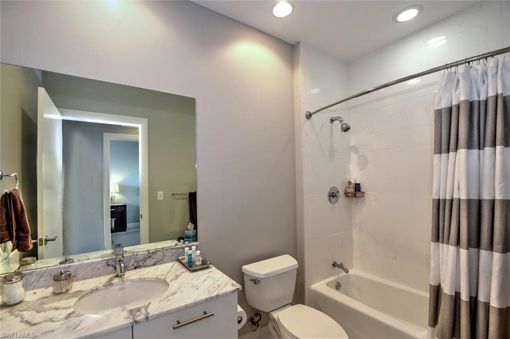 3000 Oasis Grand BLVD 407-21