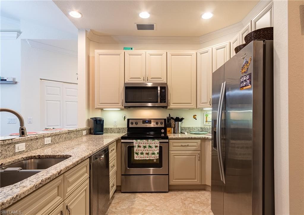 1102 Winding Pines CIR 206-18