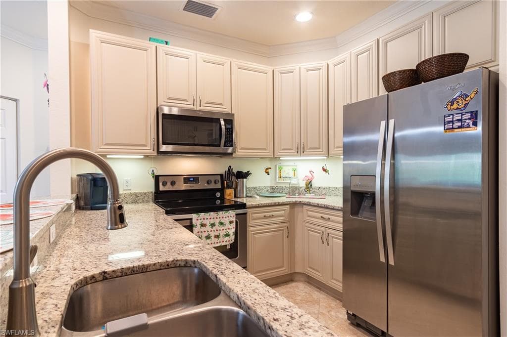 1102 Winding Pines CIR 206-19