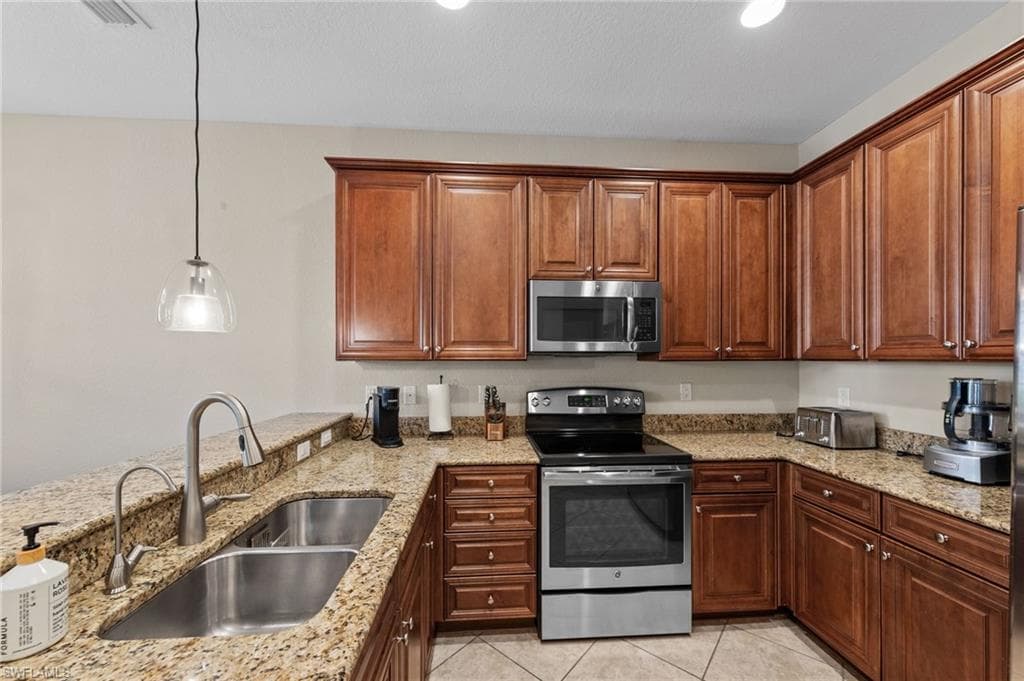 11736 Izarra WAY 7809-10
