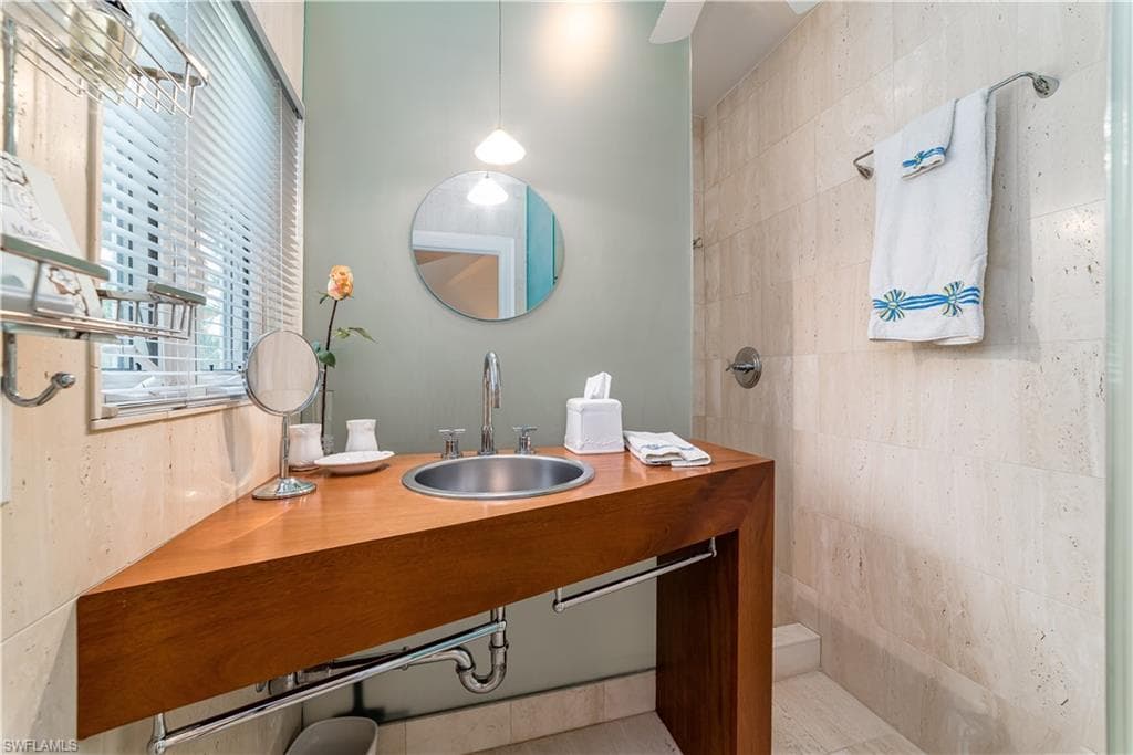 883 Galleon DR-28