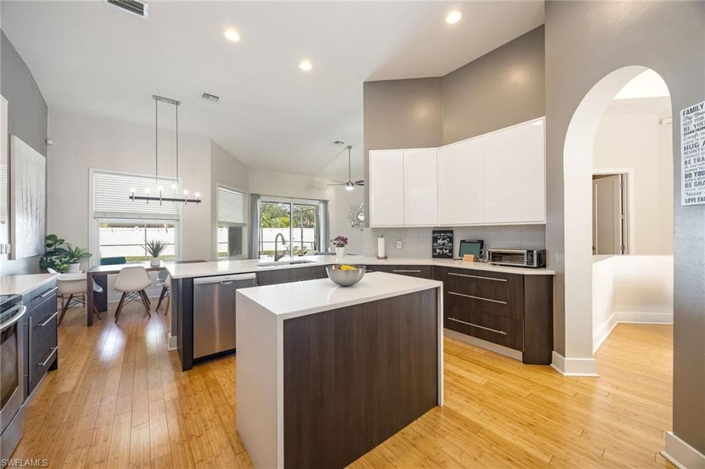 382 Burnt Pine DR-10