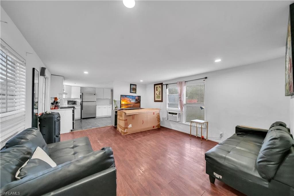8106 Penny DR-15