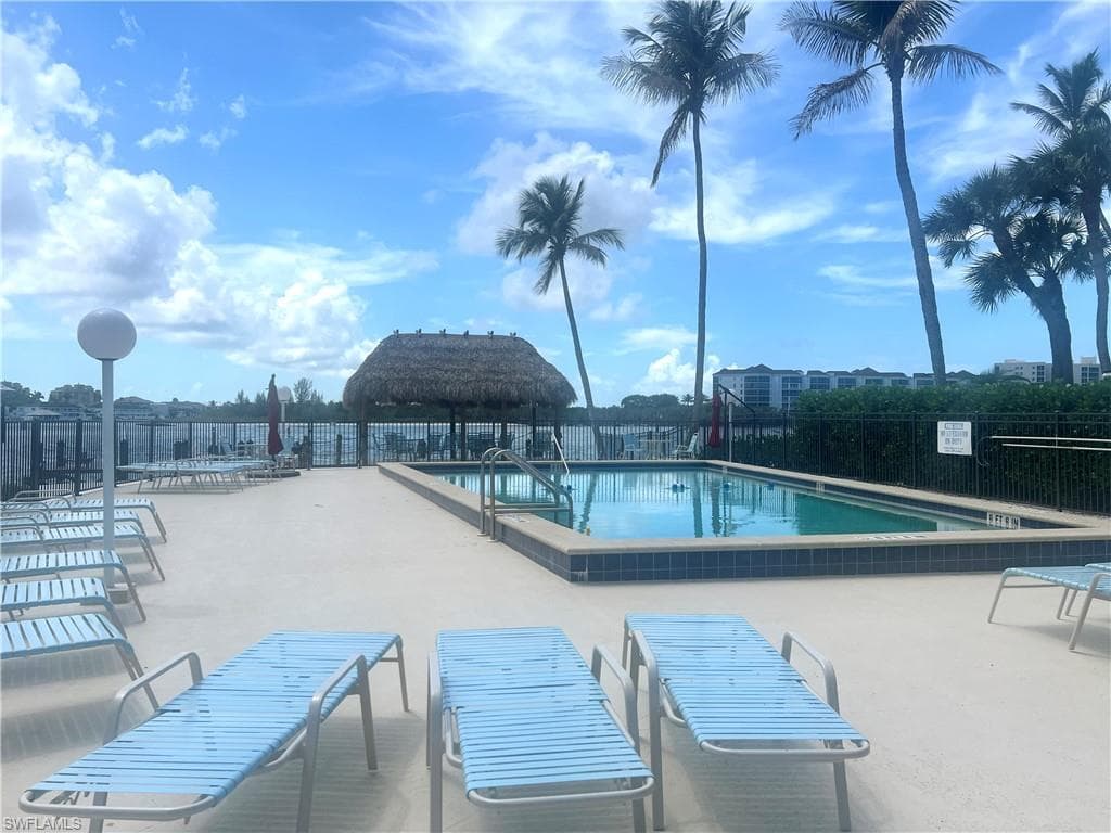 60 Pelican ST W 202-3