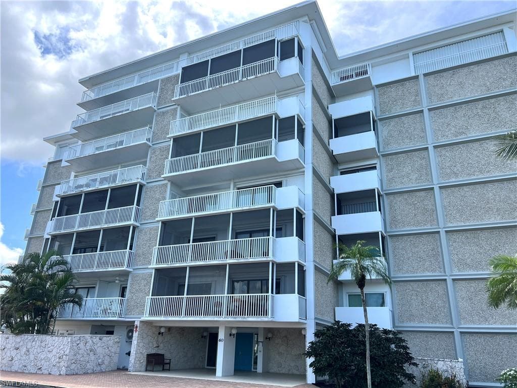 60 Pelican ST W 202-1