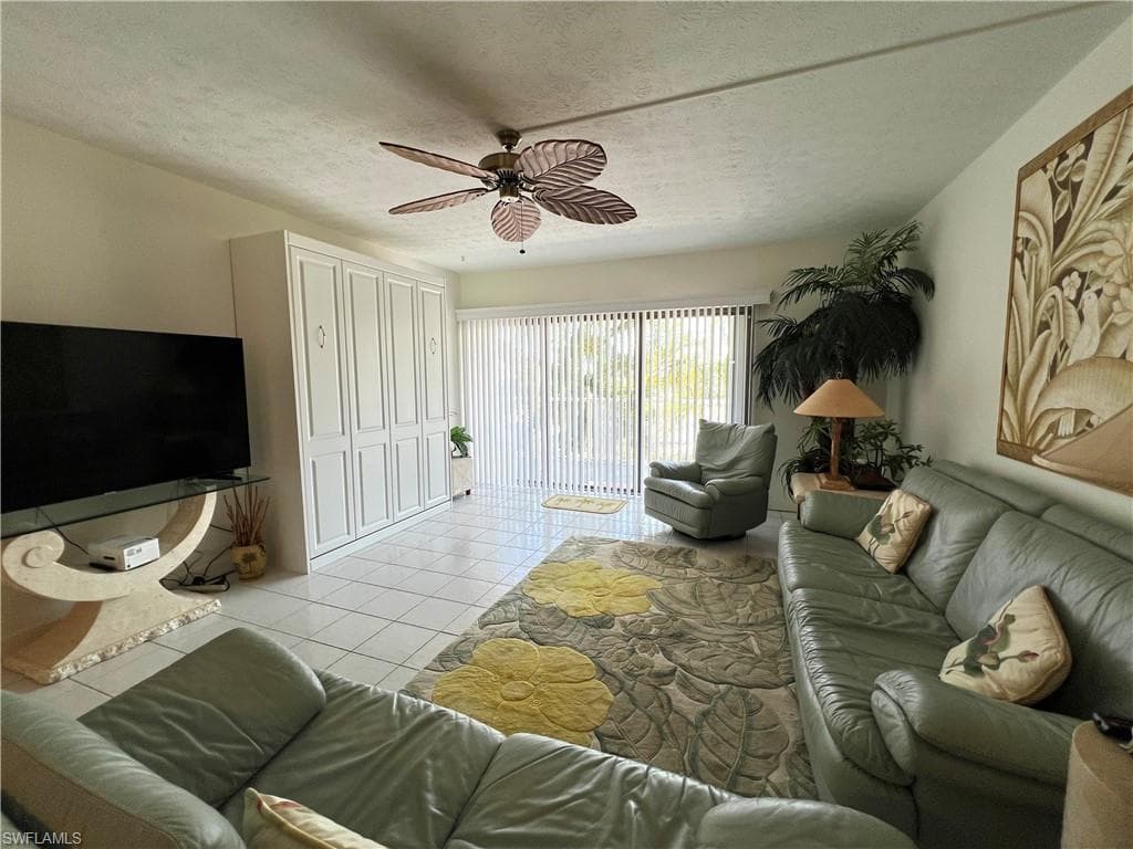 60 Pelican ST W 202-14