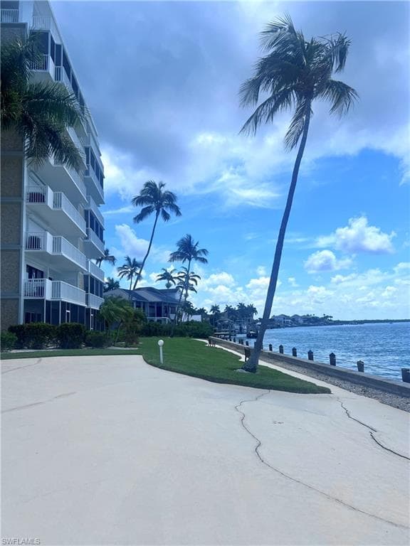 60 Pelican ST W 202-4