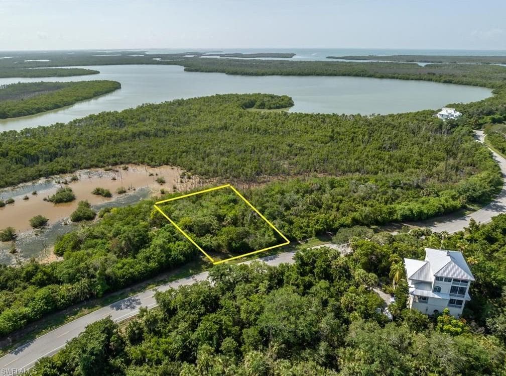 822 Whiskey Creek DR-9