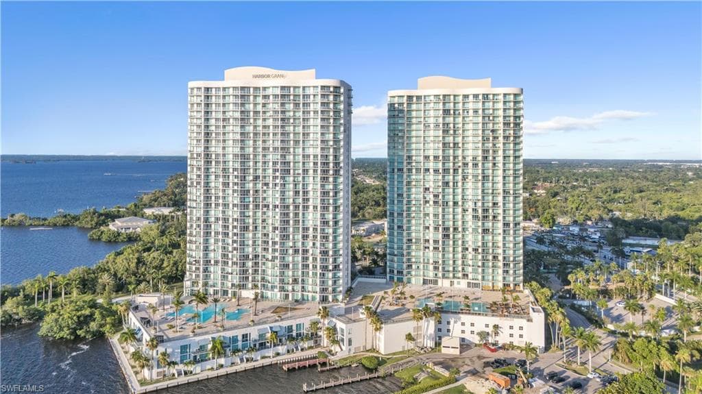 3000 Oasis Grand BLVD 2905-36