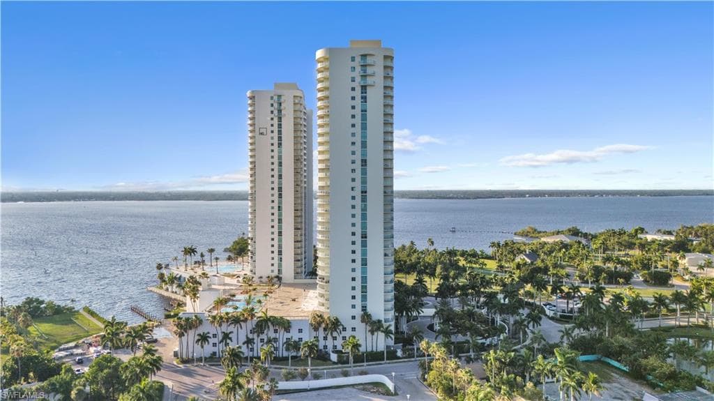 3000 Oasis Grand BLVD 2905-33