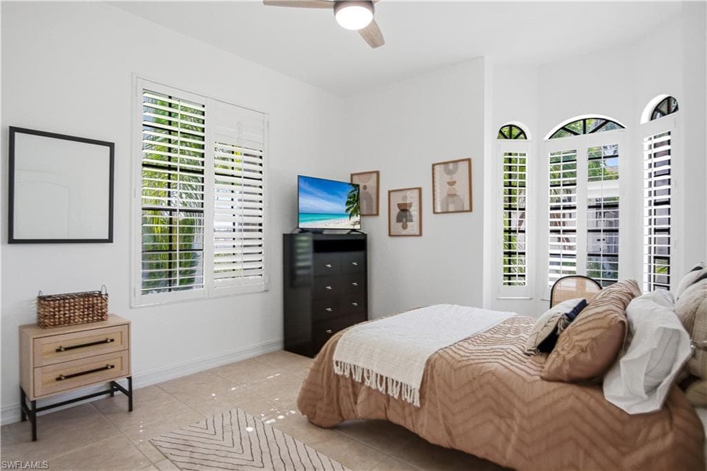 201 San Mateo DR-23